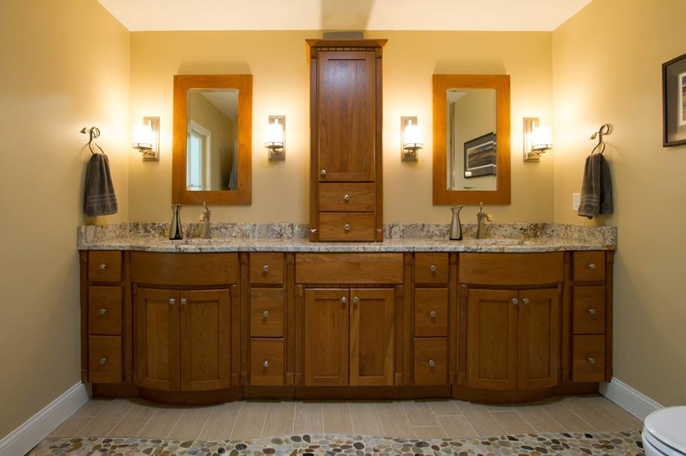 Inspiration pour une salle de bain principale traditionnelle en bois brun de taille moyenne avec un placard en trompe-l'oeil, un plan de toilette en stratifié, une douche ouverte, WC à poser, un carrelage marron, mosaïque, un mur beige et un sol en carrelage de porcelaine.