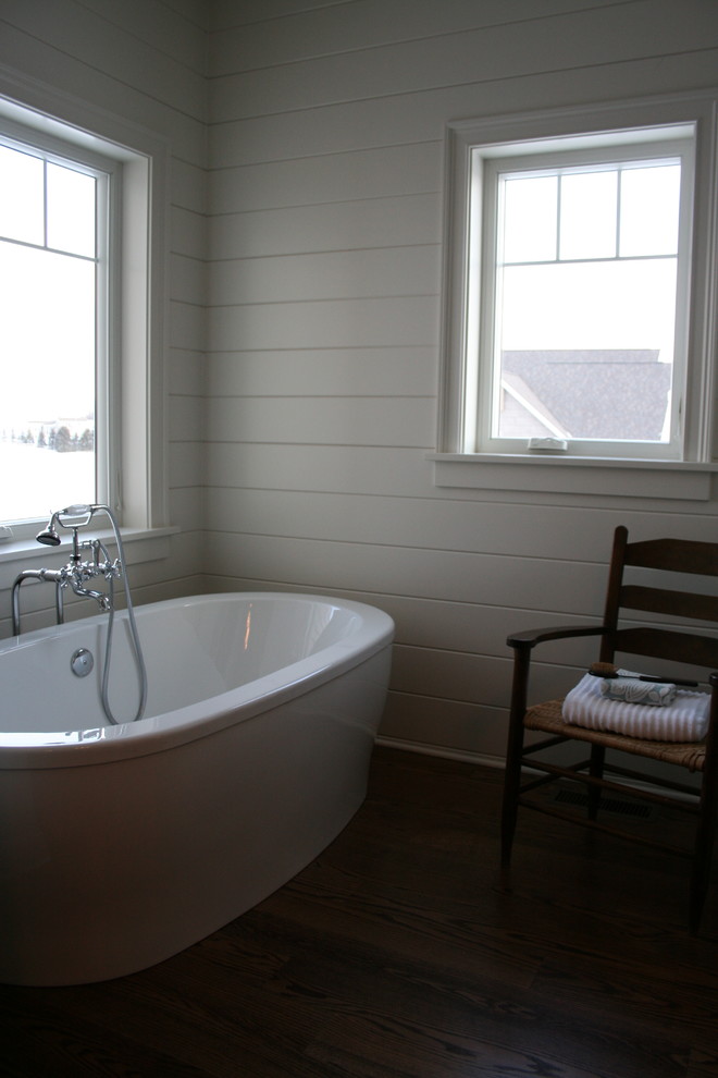 Inredning av ett lantligt mellanstort en-suite badrum, med ett fristående badkar, vita väggar, mörkt trägolv, ett nedsänkt handfat, skåp i shakerstil, skåp i mörkt trä, granitbänkskiva och en toalettstol med separat cisternkåpa