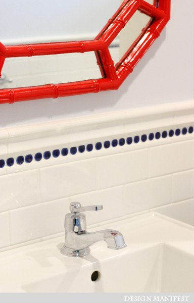 Modelo de cuarto de baño infantil clásico con lavabo con pedestal, sanitario de una pieza, baldosas y/o azulejos blancos y baldosas y/o azulejos de cemento