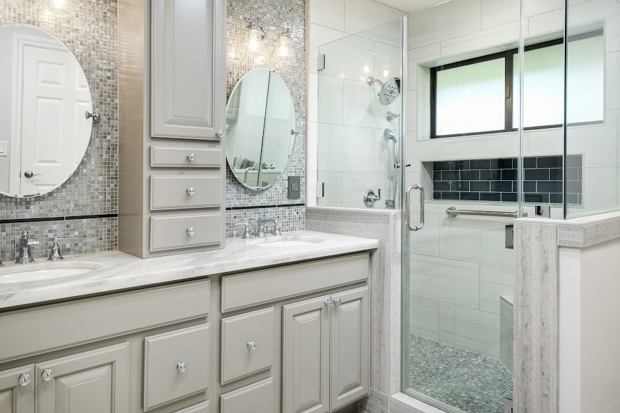 Пример оригинального дизайна: большая главная ванная комната в стиле неоклассика (современная классика) с фасадами с выступающей филенкой, серыми фасадами, угловым душем, серой плиткой, плиткой мозаикой, бежевыми стенами, полом из ламината, врезной раковиной, столешницей из кварцита, бежевым полом, душем с распашными дверями и белой столешницей