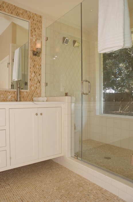 Свежая идея для дизайна: главная ванная комната среднего размера в классическом стиле с фасадами в стиле шейкер, белыми фасадами, душем в нише, бежевой плиткой, керамической плиткой, бежевыми стенами, полом из мозаичной плитки и врезной раковиной - отличное фото интерьера