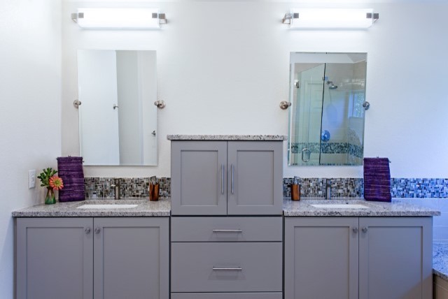 Стильный дизайн: главная ванная комната среднего размера в современном стиле с врезной раковиной, фасадами в стиле шейкер, серыми фасадами, столешницей из гранита, полновстраиваемой ванной, угловым душем, унитазом-моноблоком, разноцветной плиткой, стеклянной плиткой, белыми стенами, полом из керамической плитки, бежевым полом и душем с распашными дверями - последний тренд