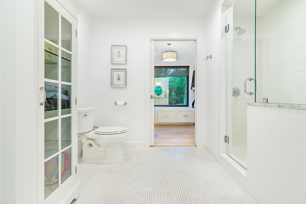 Идея дизайна: главная ванная комната среднего размера в стиле модернизм с фасадами в стиле шейкер, белыми фасадами, угловым душем, раздельным унитазом, белой плиткой, плиткой кабанчик, белыми стенами, полом из мозаичной плитки, врезной раковиной, белым полом и душем с распашными дверями