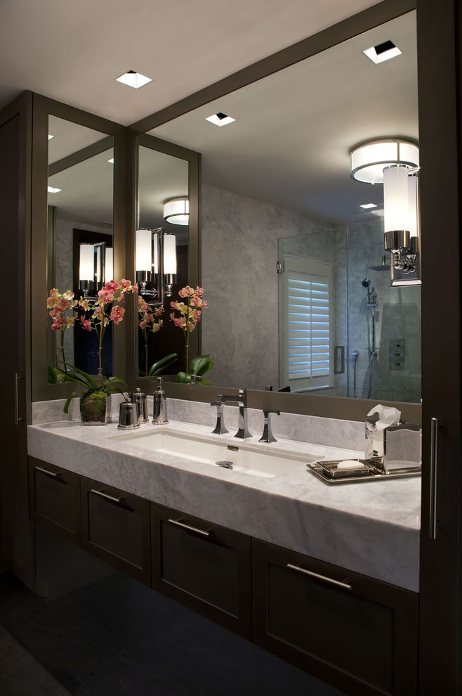 Idéer för ett mellanstort modernt badrum, med släta luckor, bruna skåp och marmorbänkskiva