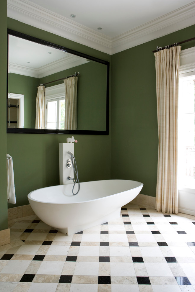 Ejemplo de cuarto de baño actual con bañera exenta, paredes verdes y suelo multicolor