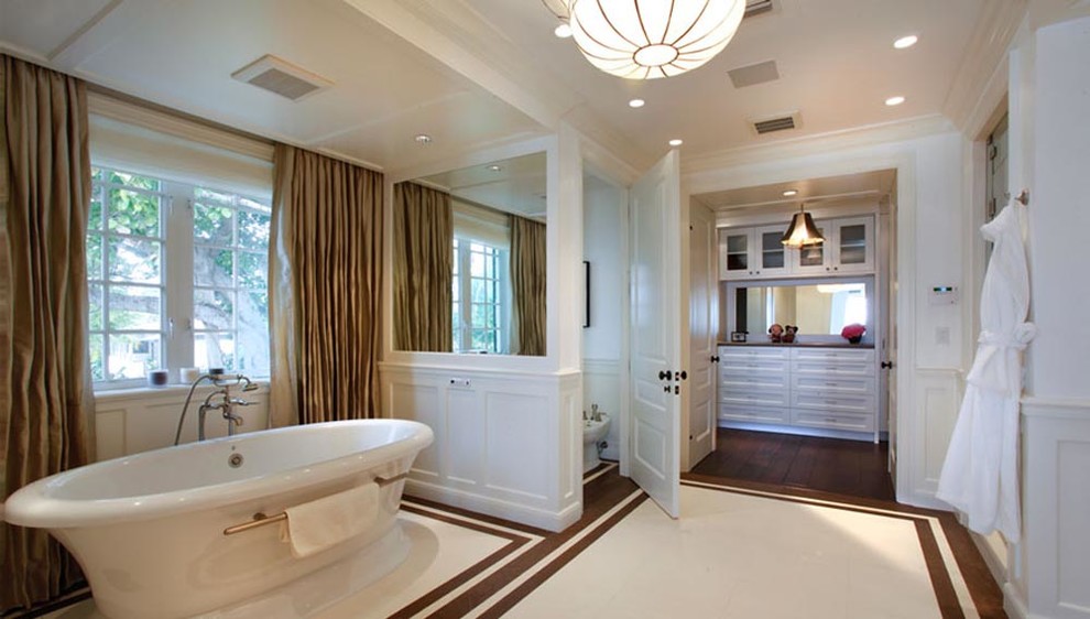 Стильный дизайн: большая главная ванная комната в классическом стиле с фасадами с декоративным кантом, белыми фасадами, белыми стенами, темным паркетным полом и коричневым полом - последний тренд