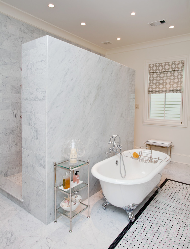 Пример оригинального дизайна: главная ванная комната в стиле неоклассика (современная классика) с ванной на ножках, душем в нише, каменной плиткой и мраморным полом
