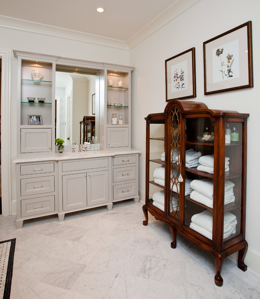 Пример оригинального дизайна: главная ванная комната в классическом стиле с белыми стенами, врезной раковиной и фасадами в стиле шейкер