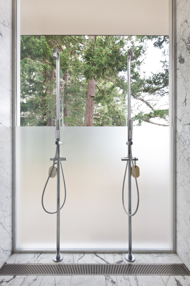 Свежая идея для дизайна: ванная комната в стиле модернизм с двойным душем, белой плиткой и мраморным полом - отличное фото интерьера