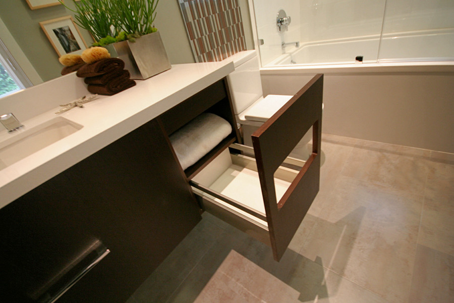 Exempel på ett modernt badrum, med släta luckor, skåp i mörkt trä, ett badkar i en alkov, en dusch/badkar-kombination, kakel i metall, gröna väggar, klinkergolv i porslin, ett undermonterad handfat, bänkskiva i kvarts och dusch med gångjärnsdörr