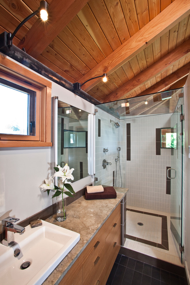 Ispirazione per una stanza da bagno contemporanea con lavabo da incasso, ante lisce, ante in legno scuro e doccia alcova