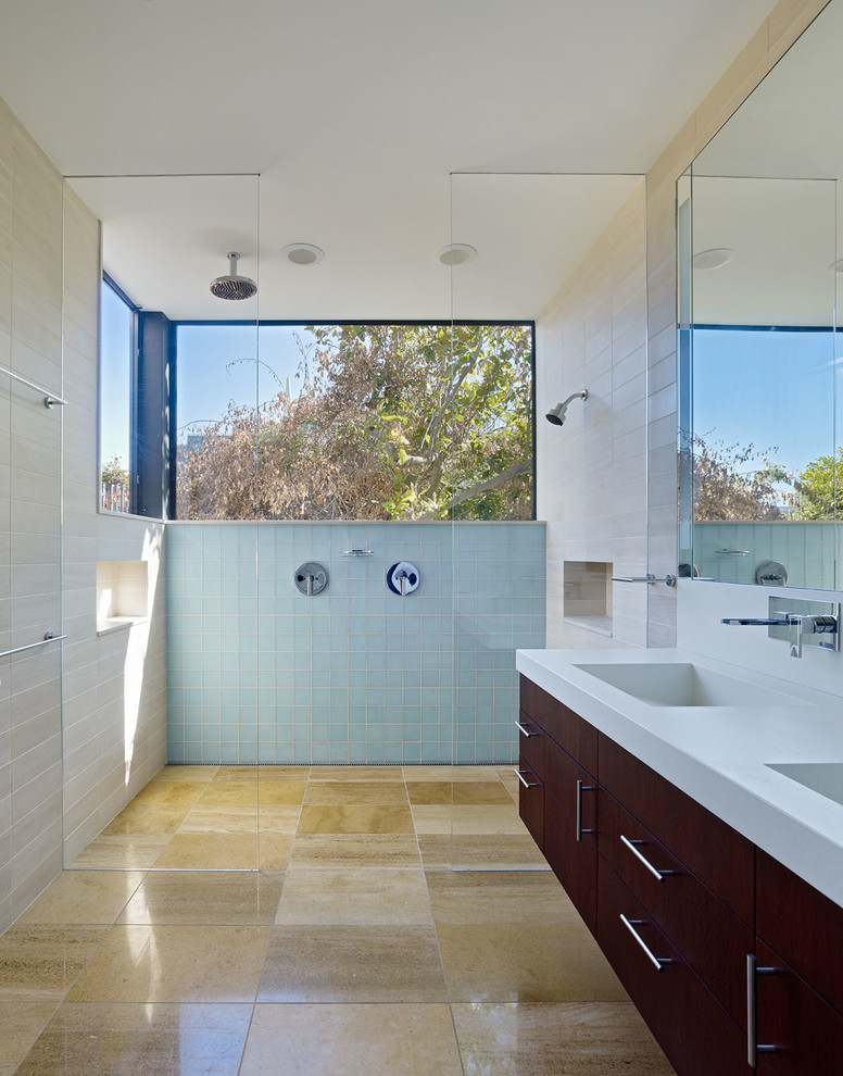 Ejemplo de cuarto de baño moderno con ducha a ras de suelo y ventanas