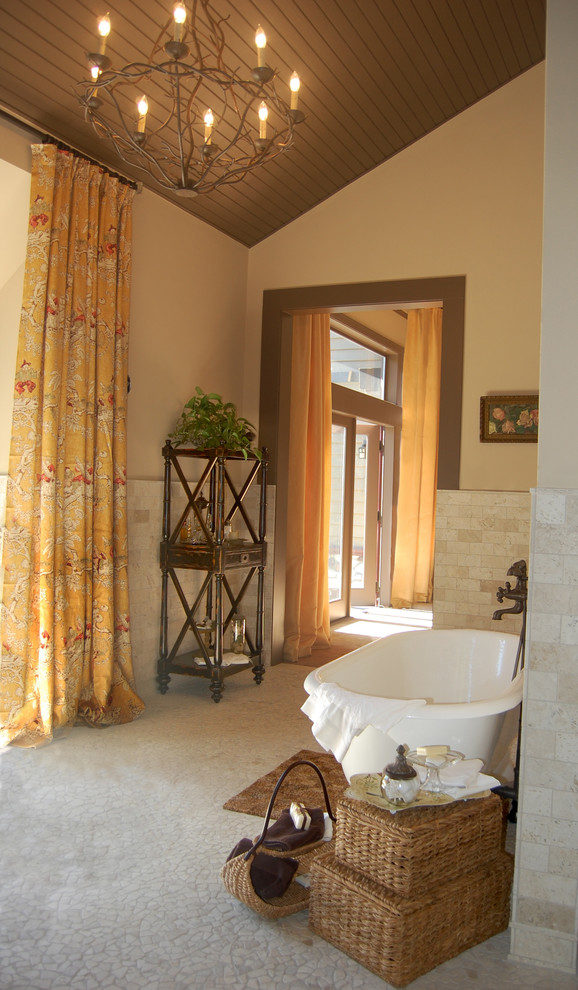 Cette photo montre une grande salle de bain principale tendance en bois brun avec un lavabo encastré, un placard en trompe-l'oeil, un plan de toilette en quartz, une baignoire indépendante, une douche ouverte, WC à poser, un carrelage beige, un carrelage de pierre, un mur beige et un sol en galet.