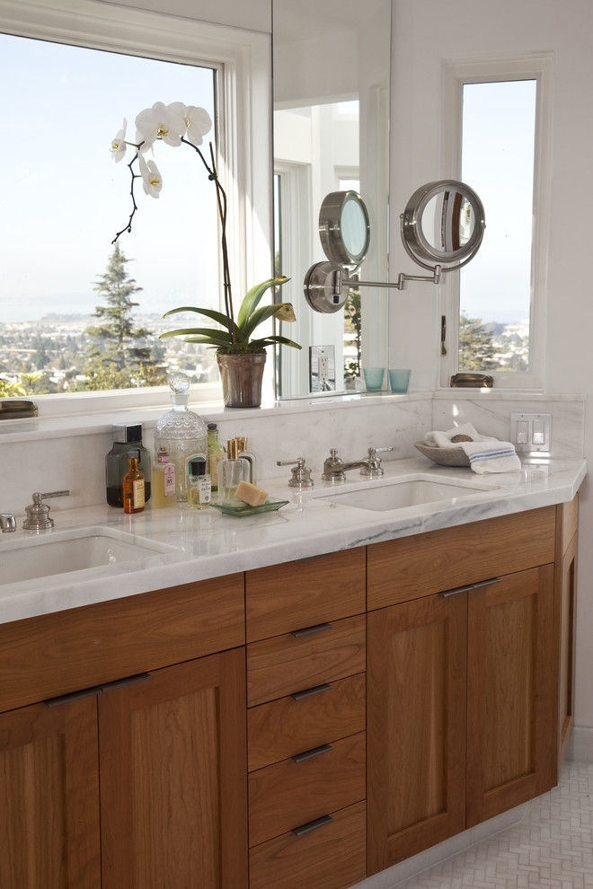 Идея дизайна: ванная комната в классическом стиле с мраморной столешницей и плиткой мозаикой