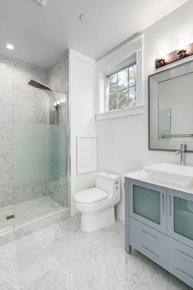 На фото: ванная комната среднего размера в стиле модернизм с плоскими фасадами, серыми фасадами, душем в нише, унитазом-моноблоком, каменной плиткой, белыми стенами, настольной раковиной, столешницей из искусственного камня и открытым душем с