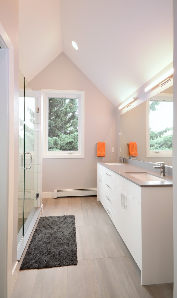 Идея дизайна: ванная комната в стиле неоклассика (современная классика) с плоскими фасадами, белыми фасадами, душем в нише, белой плиткой, серыми стенами, душевой кабиной, врезной раковиной, коричневым полом, душем с распашными дверями и серой столешницей