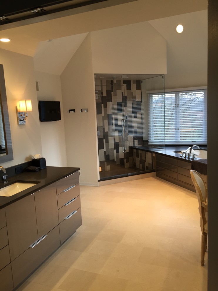 Großes Modernes Badezimmer En Suite mit Einbaubadewanne, Eckdusche, beiger Wandfarbe, Keramikboden, Unterbauwaschbecken, flächenbündigen Schrankfronten und grauen Schränken in Chicago