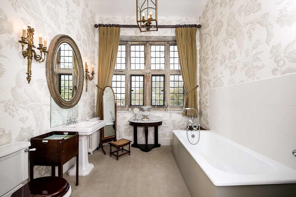 Exempel på ett klassiskt en-suite badrum, med skåp i mörkt trä, ett platsbyggt badkar, en toalettstol med separat cisternkåpa och flerfärgade väggar