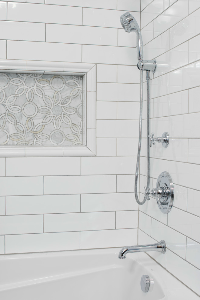 Mittelgroßes Rustikales Badezimmer mit Duschbadewanne, weißen Fliesen und Metrofliesen in Minneapolis