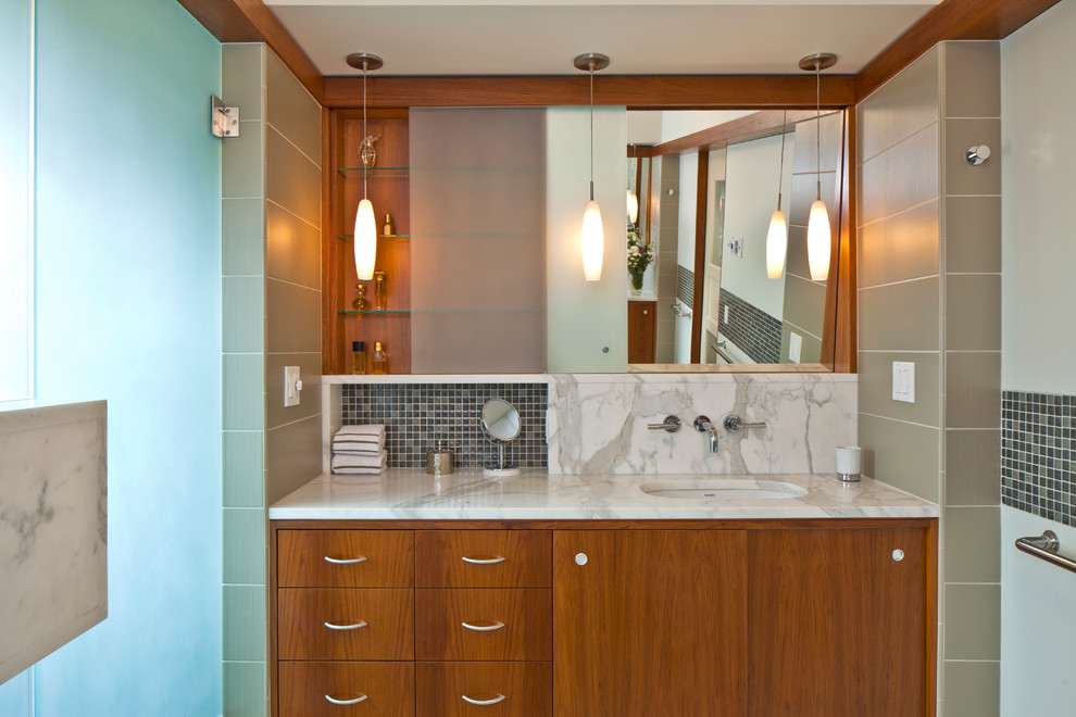 Пример оригинального дизайна: главная ванная комната среднего размера в современном стиле с плоскими фасадами, фасадами цвета дерева среднего тона, бежевой плиткой, керамической плиткой, врезной раковиной и мраморной столешницей