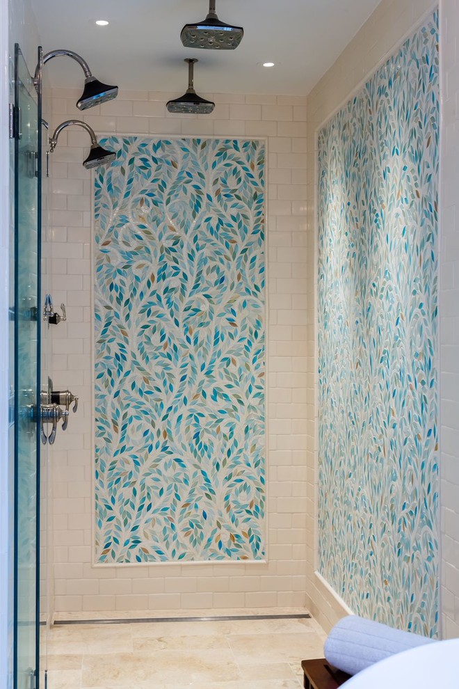 Diseño de cuarto de baño principal contemporáneo grande con ducha esquinera, baldosas y/o azulejos multicolor, paredes blancas, suelo de piedra caliza, bañera con patas y baldosas y/o azulejos en mosaico