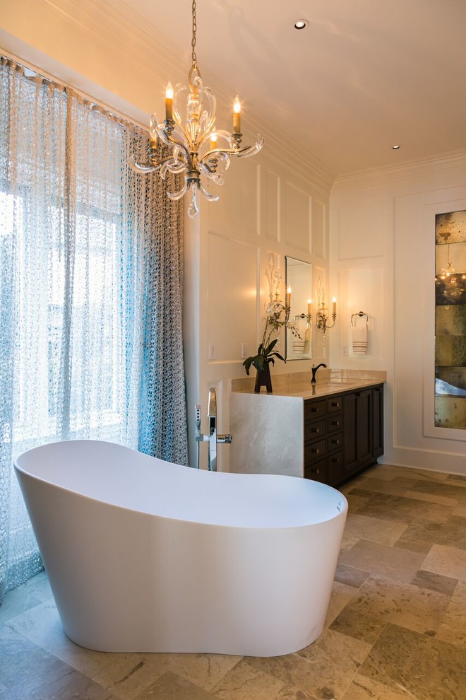 Exemple d'une grande salle de bain principale tendance en bois foncé avec une baignoire indépendante, une douche d'angle, un carrelage multicolore, un mur blanc, un sol en calcaire, un lavabo encastré, un placard à porte affleurante, un plan de toilette en quartz modifié et mosaïque.