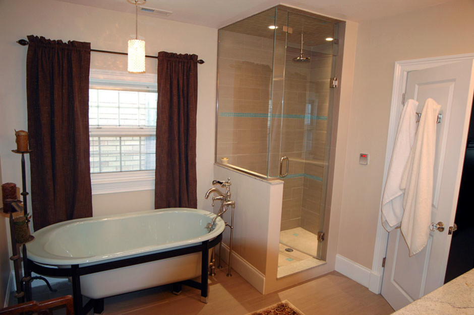 На фото: главная ванная комната среднего размера в стиле неоклассика (современная классика) с столешницей из гранита, ванной на ножках, угловым душем, каменной плиткой, бежевыми стенами и светлым паркетным полом