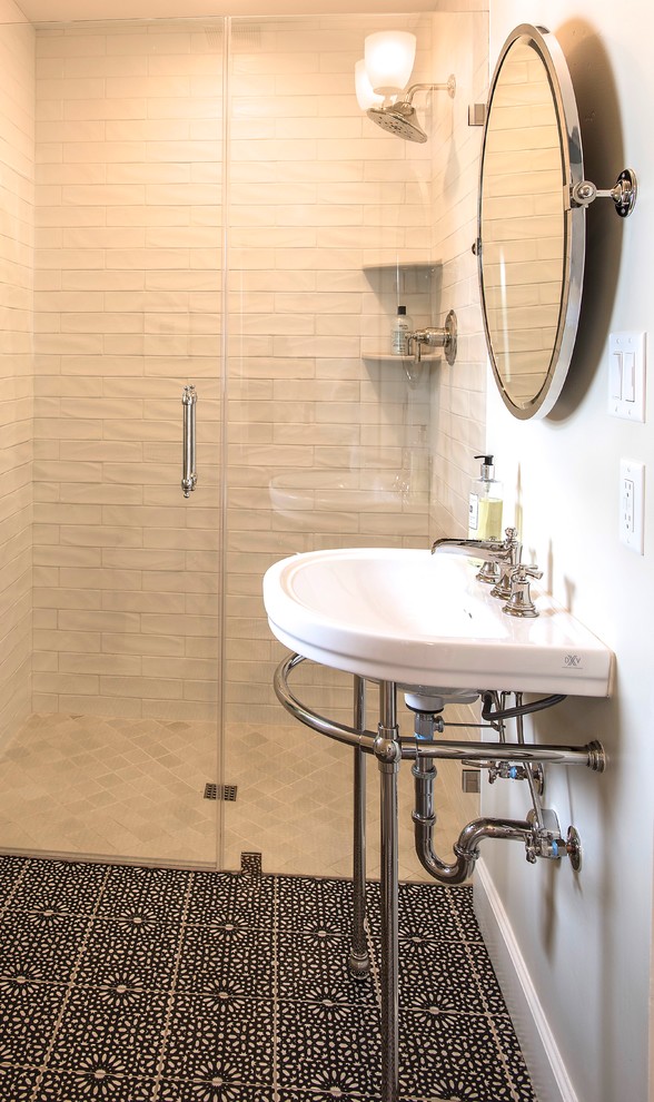 Kleines Eklektisches Badezimmer mit Wandtoilette mit Spülkasten, weißen Fliesen, Marmorfliesen, schwarzem Boden, bodengleicher Dusche, Terrakottaboden, Waschtischkonsole und Falttür-Duschabtrennung in Phoenix