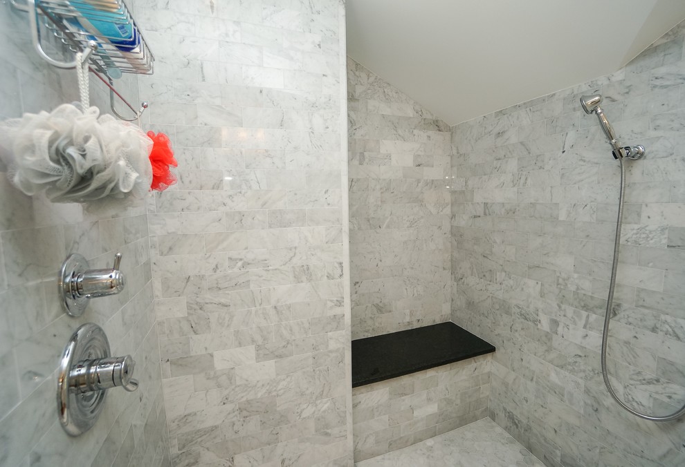 Diseño de cuarto de baño principal de estilo americano con ducha empotrada, baldosas y/o azulejos blancos y baldosas y/o azulejos de piedra