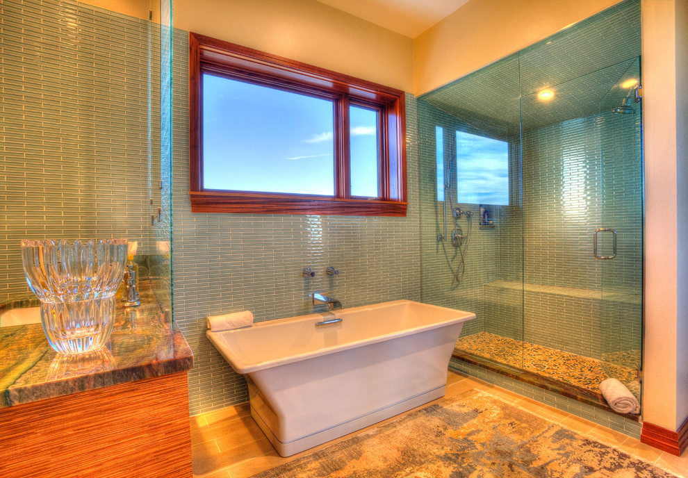 На фото: главная ванная комната среднего размера в морском стиле с накладной раковиной, плоскими фасадами, светлыми деревянными фасадами, столешницей из гранита, синей плиткой, керамогранитной плиткой, синими стенами, полом из керамогранита, отдельно стоящей ванной, душем в нише и унитазом-моноблоком с