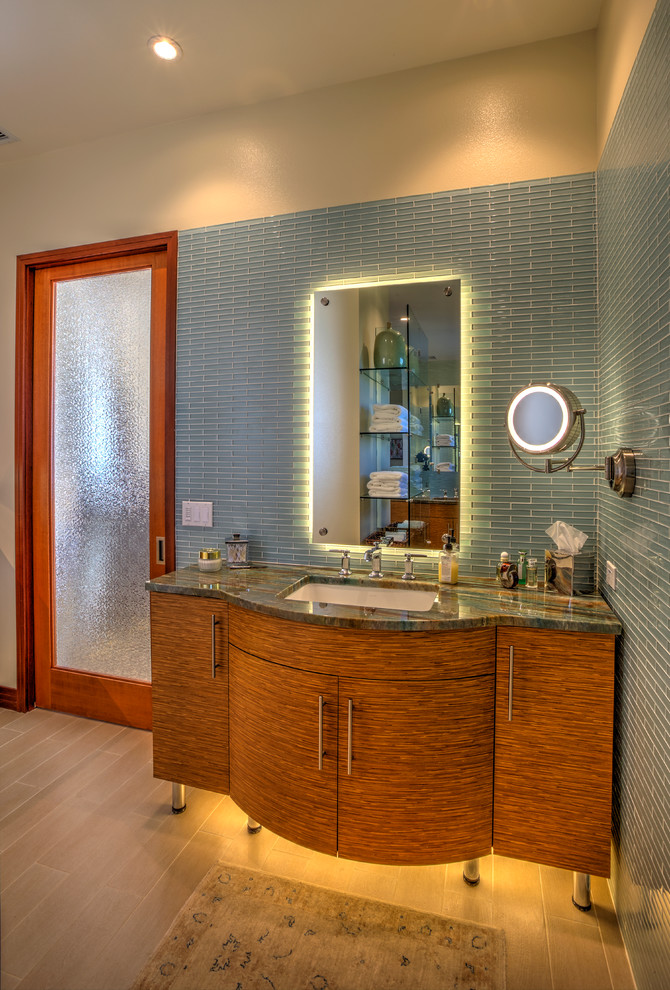 Свежая идея для дизайна: ванная комната среднего размера в стиле модернизм с накладной раковиной, плоскими фасадами, светлыми деревянными фасадами, столешницей из гранита, синей плиткой, керамогранитной плиткой, синими стенами, полом из керамогранита, душевой кабиной, отдельно стоящей ванной, душем в нише и унитазом-моноблоком - отличное фото интерьера