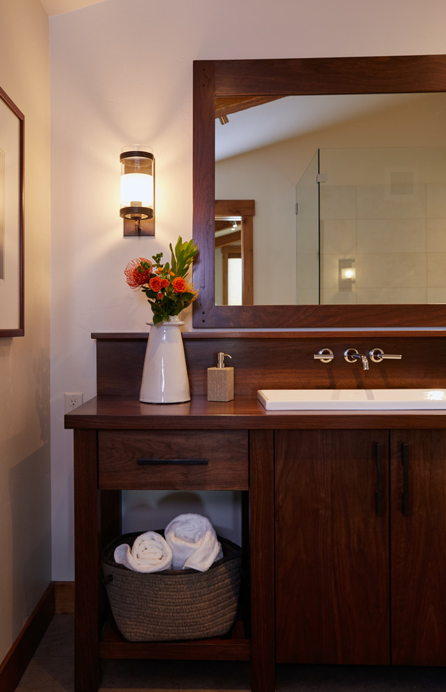 Ejemplo de cuarto de baño principal rural de tamaño medio con puertas de armario de madera en tonos medios, ducha abierta, baldosas y/o azulejos blancos, paredes blancas, lavabo encastrado, encimera de madera y ducha abierta