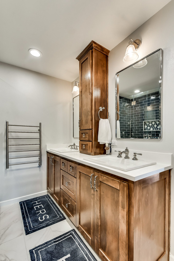 Foto de cuarto de baño tradicional renovado con armarios estilo shaker, puertas de armario de madera oscura, baldosas y/o azulejos azules, encimera de cuarzo compacto y encimeras blancas