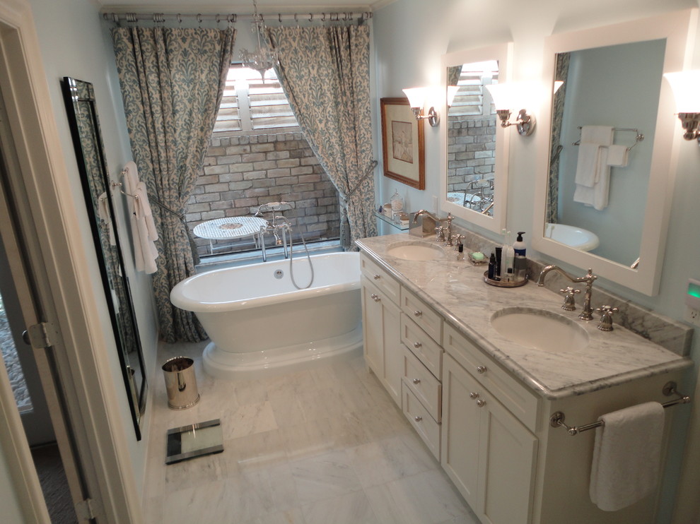 Foto på ett litet vintage en-suite badrum, med luckor med infälld panel, vita skåp, ett fristående badkar, en toalettstol med hel cisternkåpa, blå väggar, marmorgolv, ett undermonterad handfat och bänkskiva i kvartsit