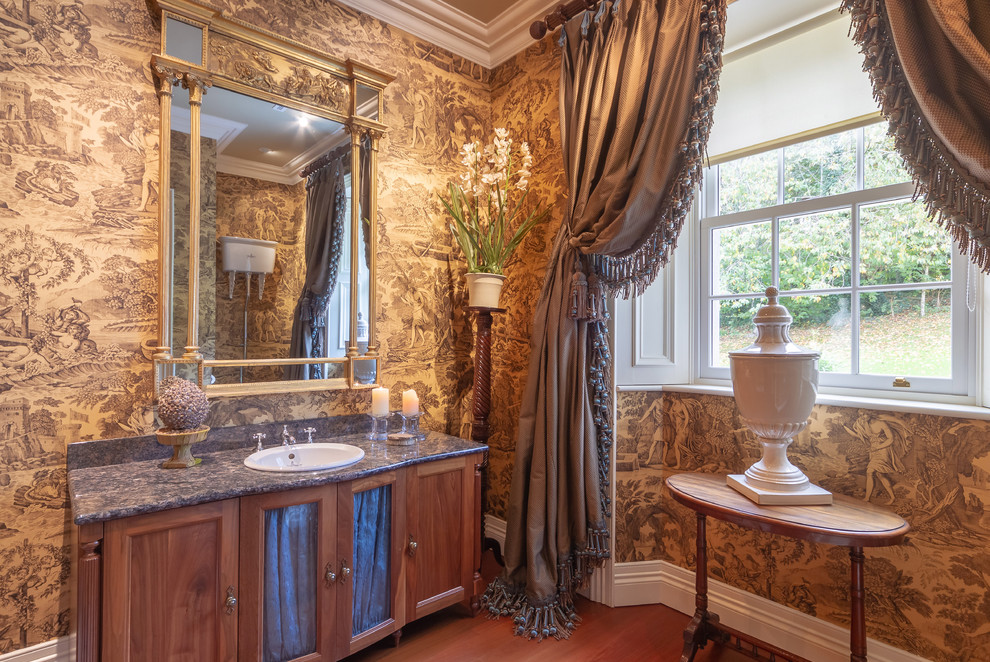 Klassisches Badezimmer mit hellbraunen Holzschränken, brauner Wandfarbe, braunem Holzboden, Einbauwaschbecken, braunem Boden, brauner Waschtischplatte und Schrankfronten mit vertiefter Füllung in Belfast