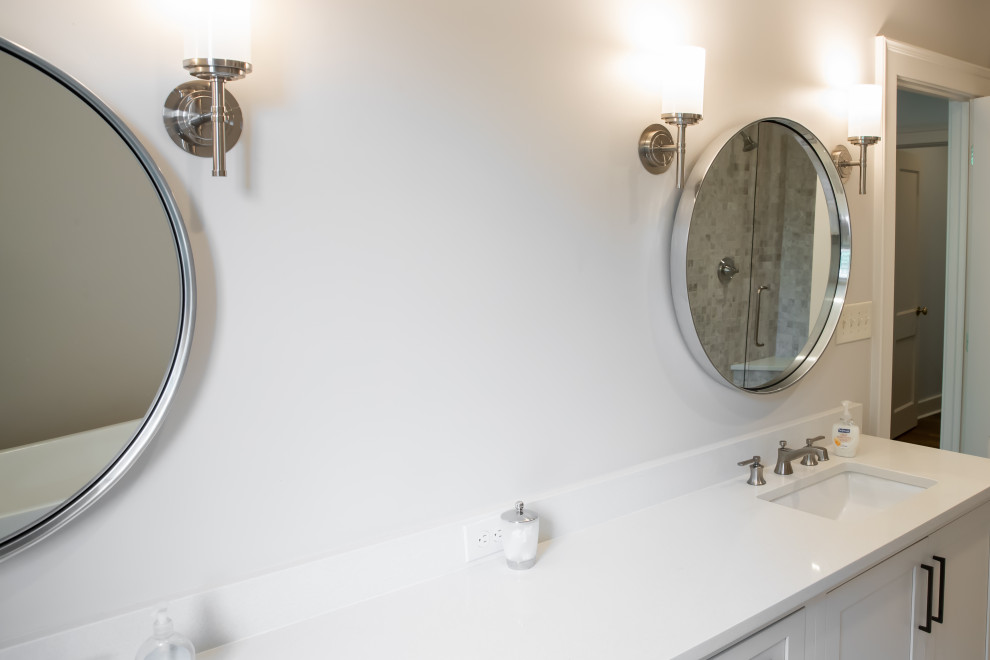 Exempel på ett mellanstort modernt en-suite badrum, med ett fristående badkar, grå väggar, klinkergolv i porslin och ett undermonterad handfat