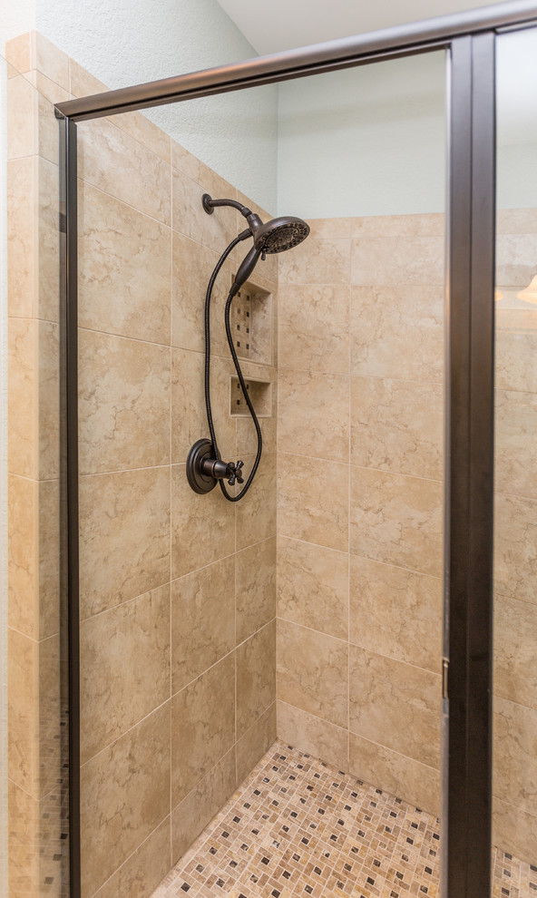Foto di una stanza da bagno padronale costiera di medie dimensioni con doccia ad angolo, piastrelle blu, piastrelle in ceramica, pareti blu e porta doccia scorrevole