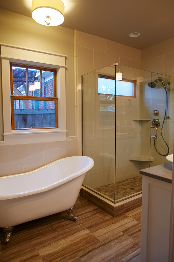 Exempel på ett litet amerikanskt badrum, med ett fristående handfat, luckor med infälld panel, vita skåp, bänkskiva i kvarts, ett badkar med tassar, en toalettstol med hel cisternkåpa, brun kakel, porslinskakel, grå väggar och klinkergolv i porslin