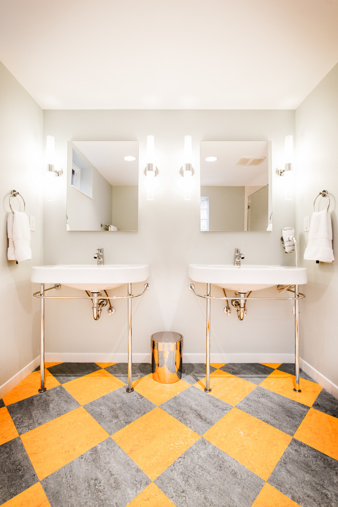 Esempio di una stanza da bagno tradizionale con lavabo a consolle e piastrelle multicolore