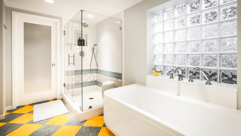 Cette image montre une douche en alcôve traditionnelle avec une baignoire indépendante et un carrelage multicolore.