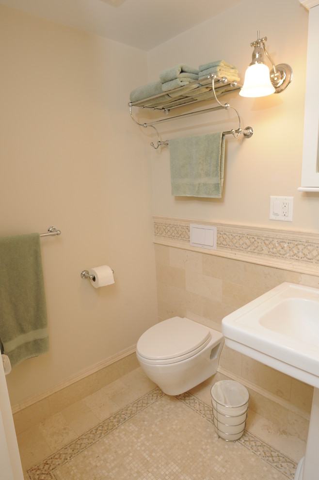 Свежая идея для дизайна: ванная комната в классическом стиле с раковиной с пьедесталом, ванной в нише, душем в нише и инсталляцией - отличное фото интерьера