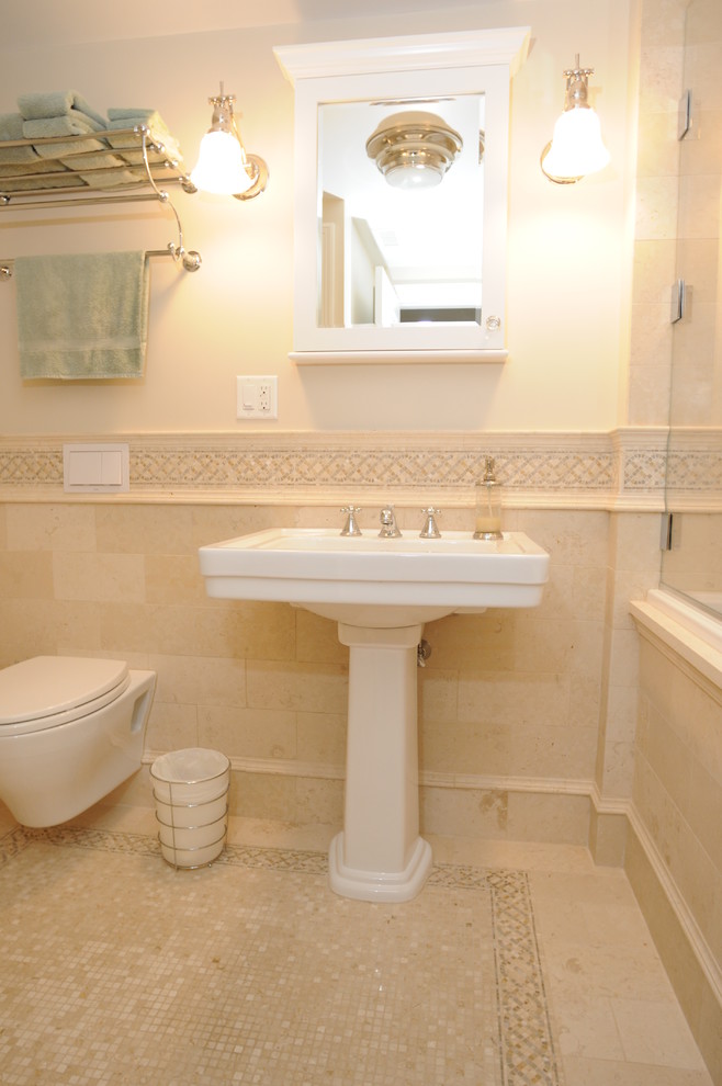 Пример оригинального дизайна: ванная комната в классическом стиле с раковиной с пьедесталом, ванной в нише, душем в нише и инсталляцией