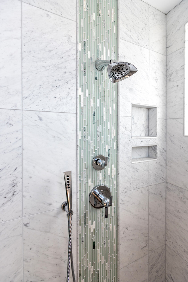 Свежая идея для дизайна: главная ванная комната среднего размера в стиле неоклассика (современная классика) с угловым душем, душем с распашными дверями, фасадами в стиле шейкер, белыми фасадами, отдельно стоящей ванной, унитазом-моноблоком, бежевой плиткой, керамической плиткой, зелеными стенами, полом из мозаичной плитки, врезной раковиной, столешницей из гранита, белым полом и зеленой столешницей - отличное фото интерьера