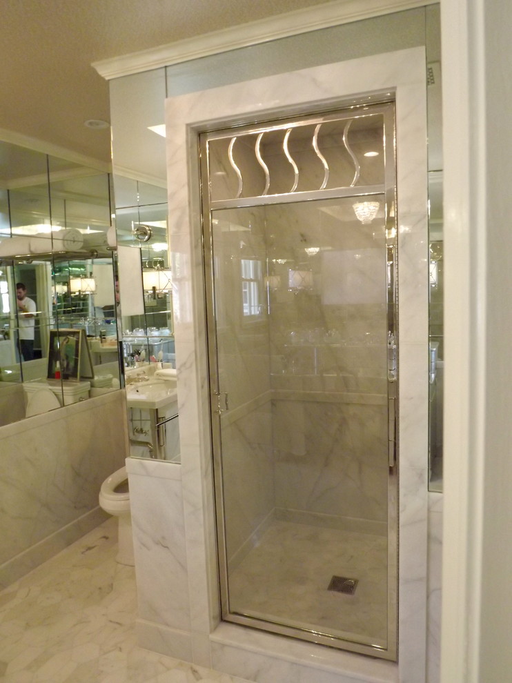 Ejemplo de cuarto de baño principal clásico grande con ducha empotrada, sanitario de una pieza, baldosas y/o azulejos de piedra, paredes blancas y suelo de mármol