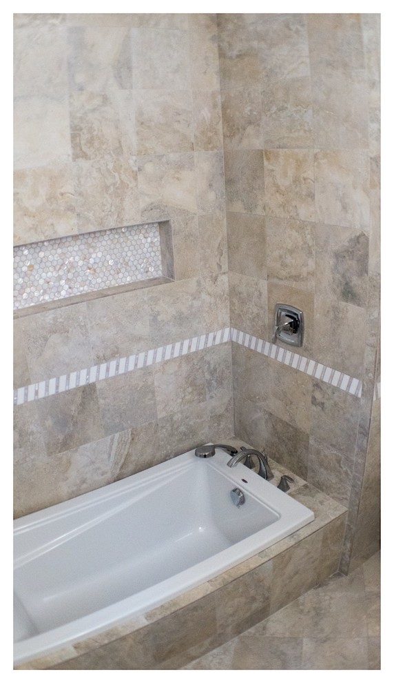 Esempio di una piccola stanza da bagno con doccia tradizionale con vasca ad alcova, WC monopezzo, piastrelle beige, piastrelle in ceramica, pareti bianche, pavimento con piastrelle in ceramica, top in marmo, vasca/doccia e lavabo sottopiano