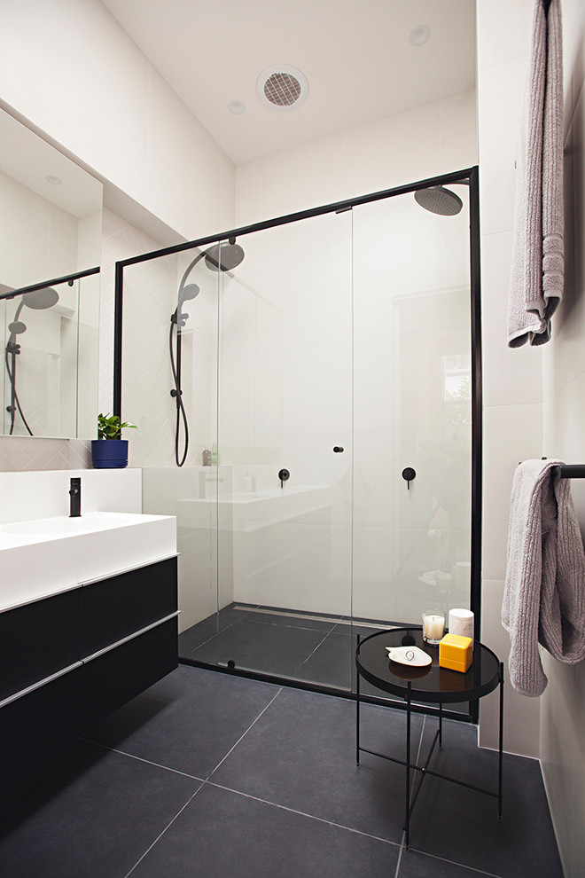 Foto de cuarto de baño contemporáneo con ducha doble, suelo de baldosas de cerámica, suelo negro y ducha con puerta con bisagras