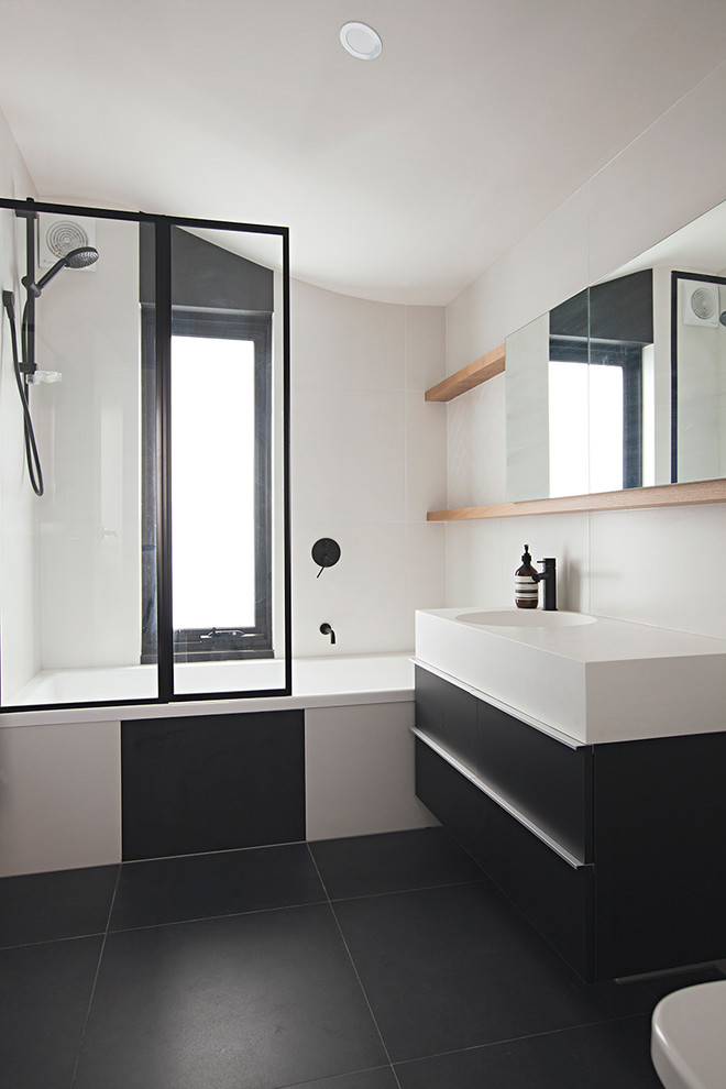 Inspiration för ett funkis badrum med dusch, med svarta skåp, ett platsbyggt badkar, en dusch/badkar-kombination, svart och vit kakel, porslinskakel, vita väggar, klinkergolv i keramik, bänkskiva i akrylsten, svart golv, med dusch som är öppen, släta luckor och ett nedsänkt handfat