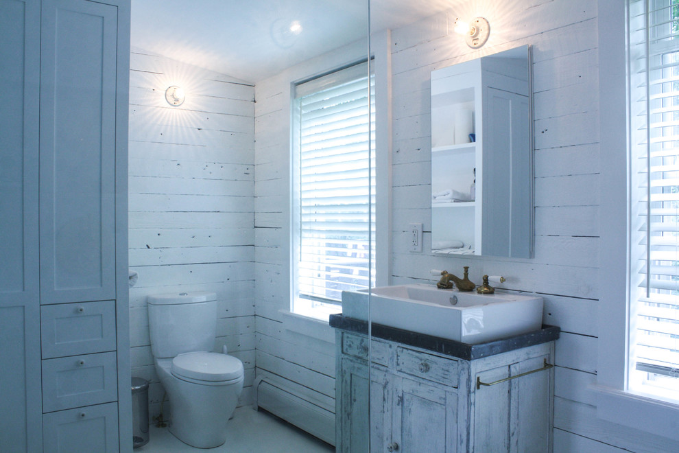 Пример оригинального дизайна: ванная комната в стиле кантри с настольной раковиной, фасадами в стиле шейкер, искусственно-состаренными фасадами, столешницей из цинка, открытым душем, раздельным унитазом, зеленой плиткой, каменной плиткой, белыми стенами и деревянным полом