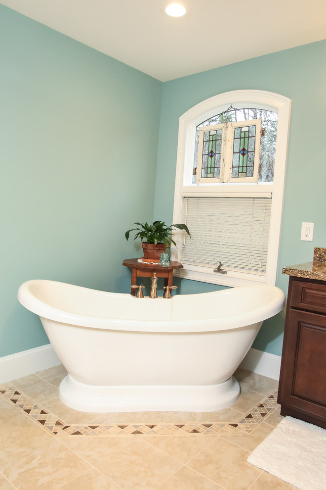 Inredning av ett klassiskt mellanstort en-suite badrum, med luckor med upphöjd panel, skåp i mörkt trä, ett fristående badkar, en dusch i en alkov, blå väggar, klinkergolv i keramik, ett undermonterad handfat och dusch med gångjärnsdörr
