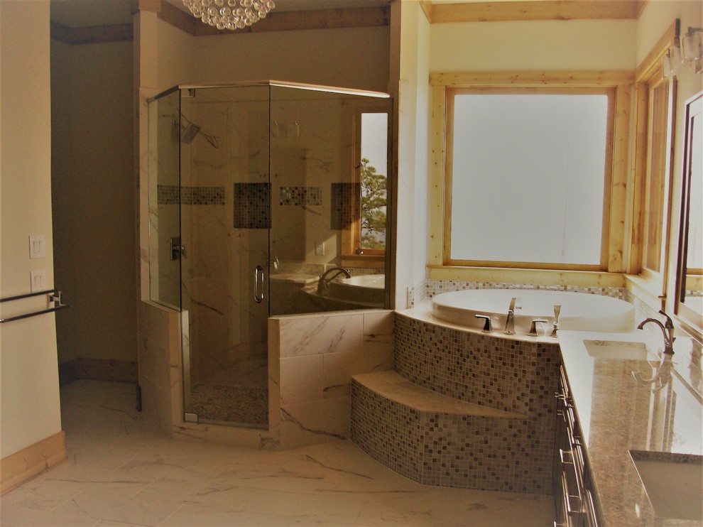 Inspiration pour une douche en alcôve principale traditionnelle en bois clair de taille moyenne avec un placard avec porte à panneau surélevé, une baignoire posée, un carrelage beige, un carrelage marron, mosaïque, un mur beige, un sol en marbre, un lavabo encastré et un plan de toilette en quartz.